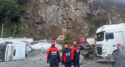 Artvin’de TIR parkında heyelan! 1 kişi yaşamını yitirdi