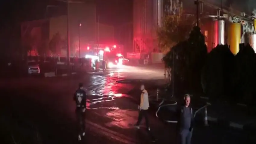 Balıkesir'de yağ fabrikasında korkutan yangın kontrol altında haberinin görseli