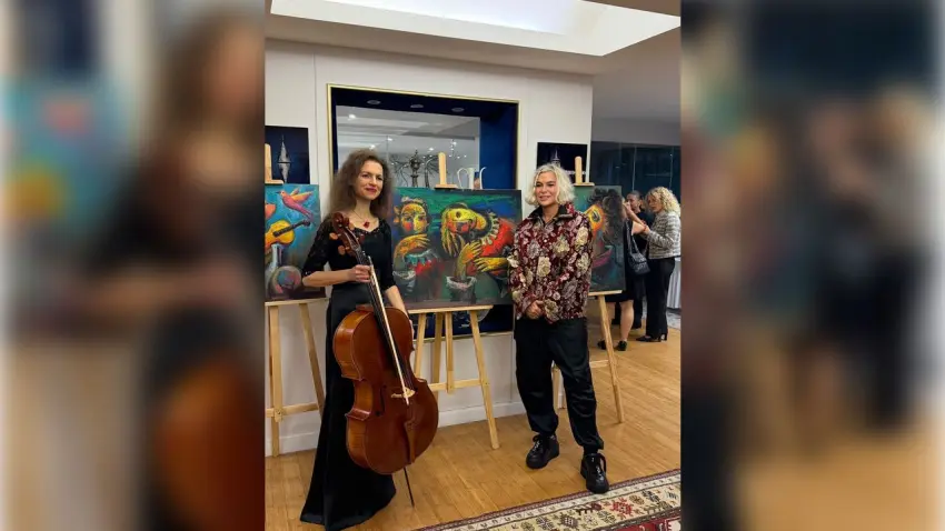 İzmirli ressam Pınar Karaman’ın eserleri Paris’te sanatseverlerle buluştu haberinin görseli