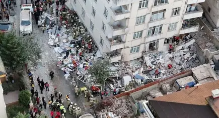 Maltepe’de 7 katlı binanın 3 katı çöktü! Arama kurtarma çalışmaları sürüyor