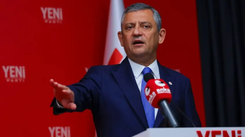Özgür Özel’den Cemil Tugay tepkisi: Yanlış yapacağını bilsem selam vermem haberinin görseli