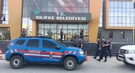 Silifke Belediyesi'ne operasyon: 7 kişi gözaltına alındı