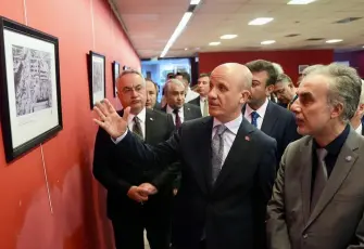 YÖK Başkanı Özvar, İzmir'de "Gazze'de Bir Gün" sergisini ziyaret etti