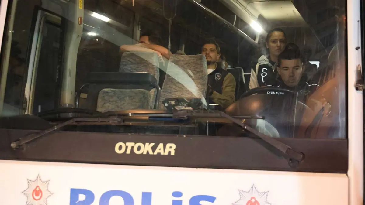 Çeşme Belediyesi'ne operasyonda şüpheliler adliyede görseli