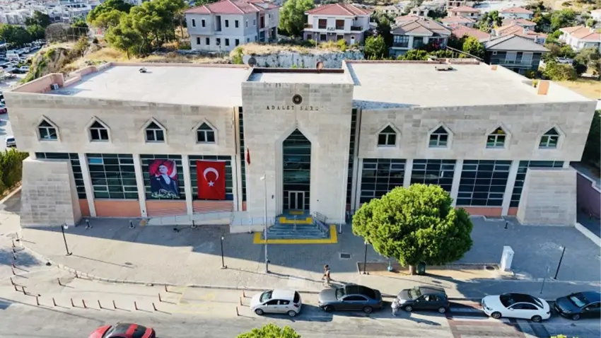 Çeşme Belediyesi operasyonunda 12 şüpheli adliyeye sevk edildi haberinin görseli