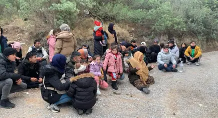 İzmir'de deniz kenarında 37 düzensiz göçmen yakalandı