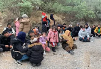 İzmir'de deniz kenarında 37 düzensiz göçmen yakalandı