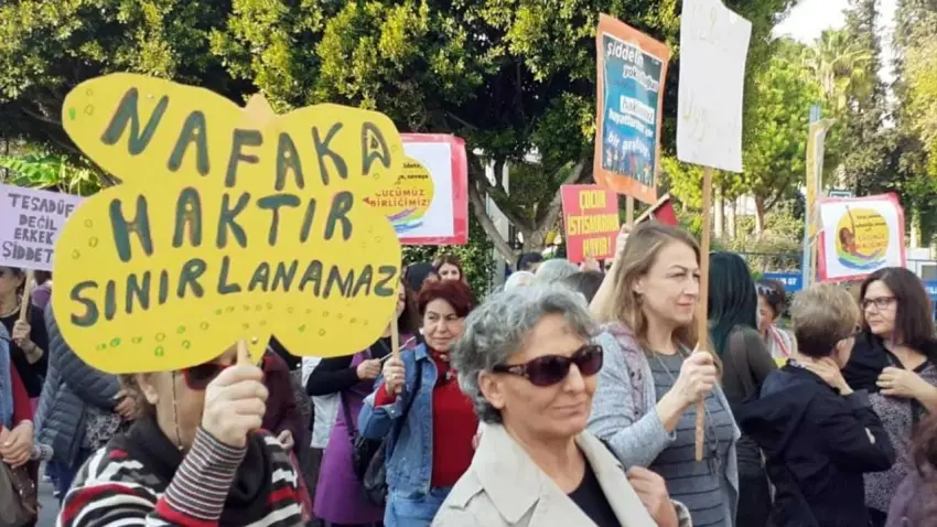 Kadın Cinayetlerini Durduracağız Platformu: Nafaka lütuf değil, haktır haberinin görseli