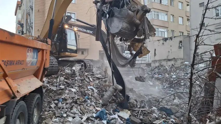 Maltepe’de çöken binada 3 kişinin daha cansız bedenine ulaşıldı: Arama kurtarma çalışmaları sonlandı haberinin görseli