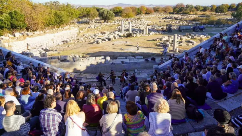 Teos Antik Kenti’nde 2 bin 100 yıl sonra müzik yankılandı haberinin görseli