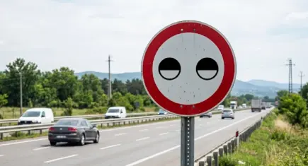 Trafikte görenler şaşırıyor! Kısık göze benzeyen levhanın anlamı bakın neymiş