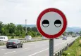 Trafikte görenler şaşırıyor! Kısık göze benzeyen levhanın anlamı bakın neymiş