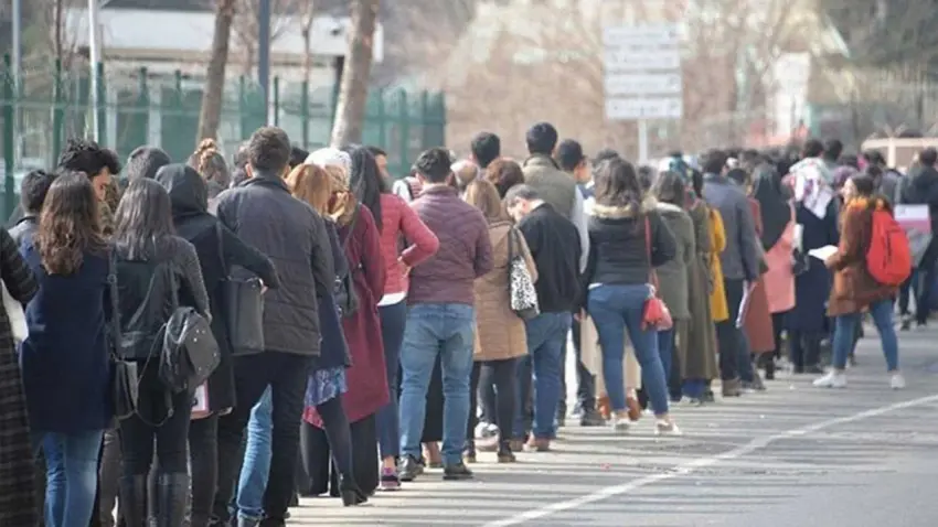 Üniversitelinin yoksulluğu: Bir yatak var, peki ya ders çalışacak alan? haberinin görseli
