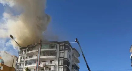 Diyarbakır’da 8 katlı binada yangın: Mahsur kalan 7 kişi kurtarıldı