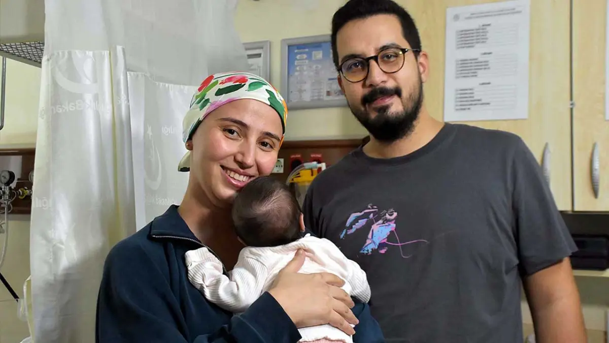 Gebeliğinin 35'inci haftasında kanser olduğunu öğrenen Gamze, bebeğiyle hayata tutundu görseli