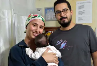 Gebeliğinin 35'inci haftasında kanser olduğunu öğrenen Gamze, bebeğiyle hayata tutundu