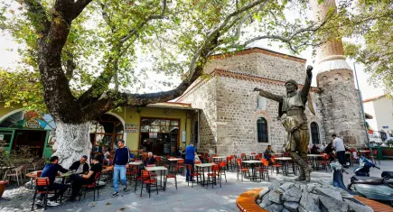 İzmir’de 400 yıllık çınarın gölgesinde 47 yıllık kahve geleneği