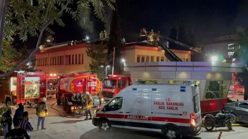 Kartal’da hastanenin çatısında yangın! Hastalar tahliye edildi haberinin görseli