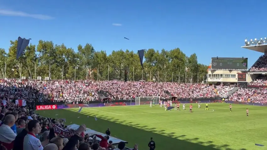 La Liga’da taraftar protestosu sahaya taştı: Rayo Vallecano-Athletic Bilbao maçı tatil edildi!  haberinin görseli
