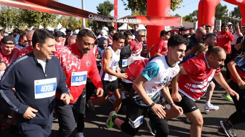 Başkentte Cumhurbaşkanlığı Yarı Maratonu 4 bini aşkın sporcunun katılımıyla koşuldu haberinin görseli
