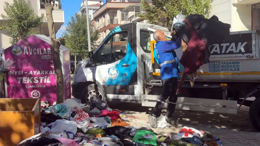 Ceza endişesiyle sokağa bırakılan kıyafetlere vatandaşlar akın etti haberinin görseli