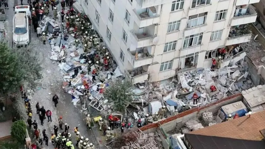 İstanbul’daki bina çökmesine İZDEDA Başkanı Özkan’dan sert tepki haberinin görseli