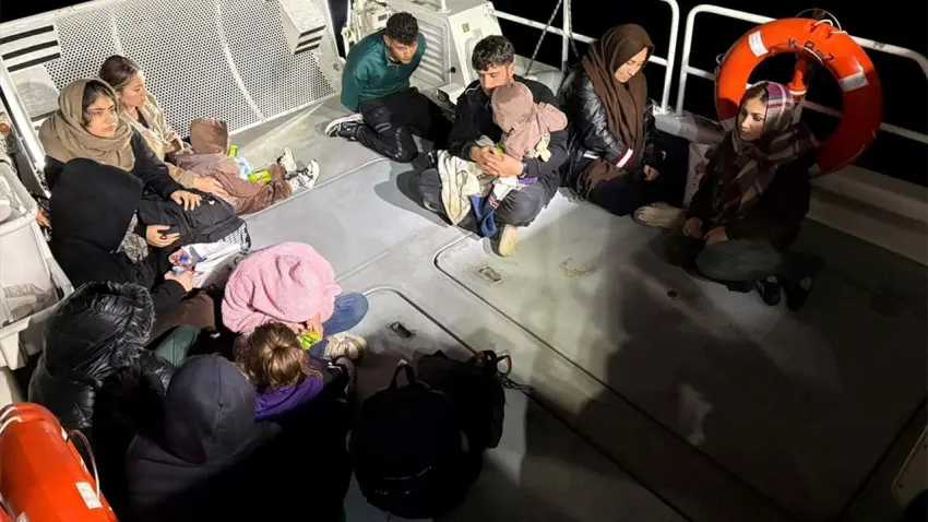 İzmir açıklarında 5’i çocuk 13 düzensiz göçmen yakalandı