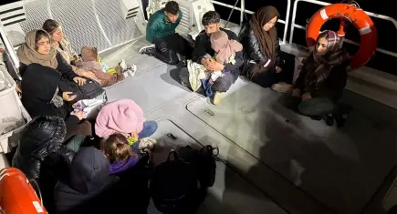 İzmir açıklarında 5’i çocuk 13 düzensiz göçmen yakalandı