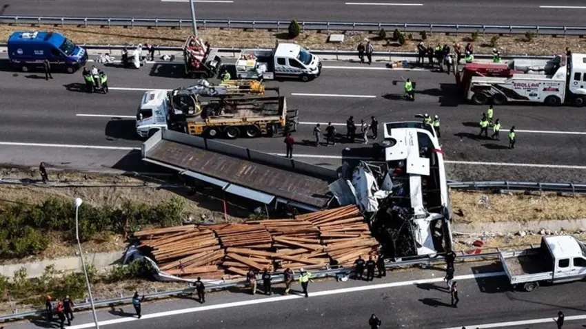 11 ölümlü otobüs kazasında şüpheliler adliyede: Sapağı kaçırınca geri manevra yaptım haberinin görseli