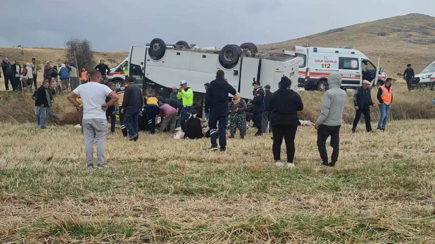 Afyonkarahisar’da midibüs şarampole devrildi: 25 kişi yaralandı haberinin görseli
