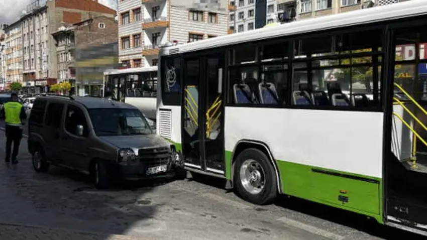 Akraba kavgası kanlı bitti: Bıçakladığı kişinin ardından kaçarken halk otobüsüne çarptı! haberinin görseli