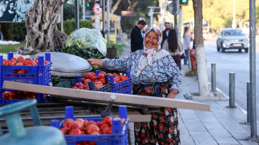 Buca’da 64 yaşındaki Mesude Teyze’den azim dolu yaşam öyküsü haberinin görseli