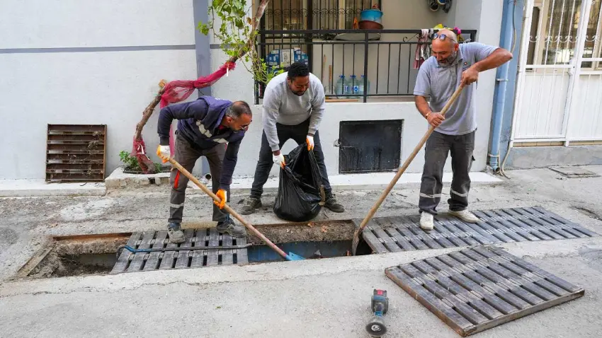 Gaziemir’de sağanak alarmı: Kış öncesi mazgallar temizleniyor haberinin görseli