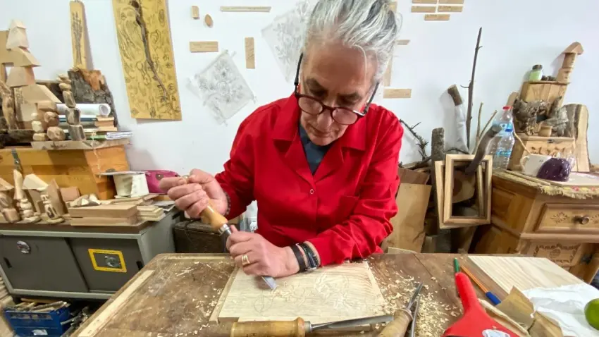 Isparta’da ağaç parçaları sanat eserine dönüşüyor! haberinin görseli