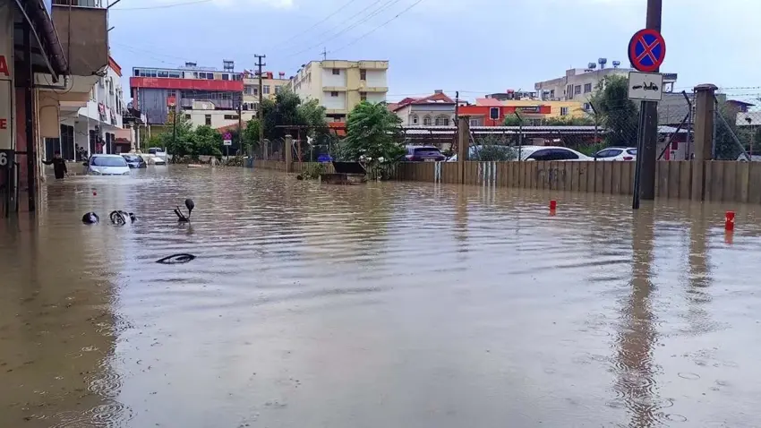 Mersin'de sağanak su baskınlarına neden oldu:Sürücüler yolda kaldı haberinin görseli