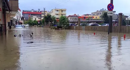 Mersin'de sağanak su baskınlarına neden oldu:Sürücüler yolda kaldı