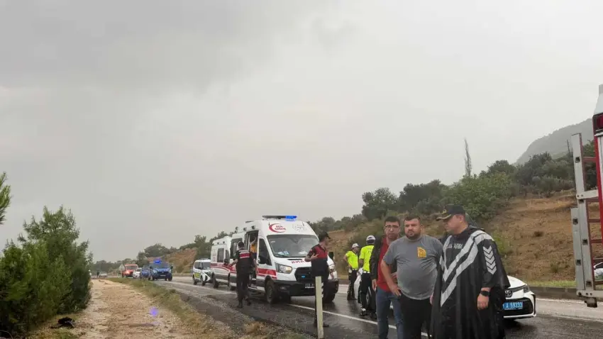Yağışlı yolda kontrolden çıkan minibüs savruldu:17 yaralı haberinin görseli