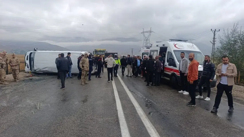 Yüksekova’da öğrenci servisi devrildi: 12 kişi yaralandı haberinin görseli