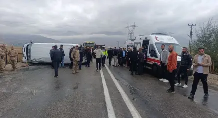 Yüksekova’da öğrenci servisi devrildi: 12 kişi yaralandı