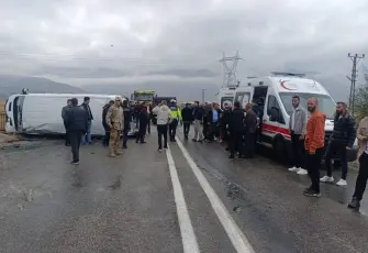 Yüksekova’da öğrenci servisi devrildi: 12 kişi yaralandı