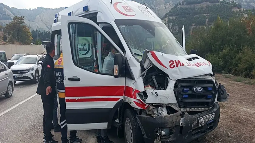 Ambulans kaygan yolda kontrolden çıktı: Zincirleme kazada 6 yaralı haberinin görseli