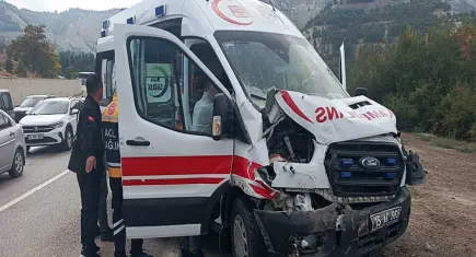 Ambulans kaygan yolda kontrolden çıktı: Zincirleme kazada 6 yaralı