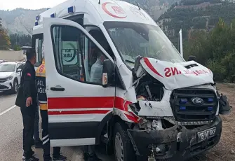 Ambulans kaygan yolda kontrolden çıktı: Zincirleme kazada 6 yaralı