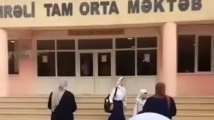 Azerbaycan'da başörtüsü yasağı: Öğrenciler okul kapısından geri çevrildi! Sosyal medyada tepki yağıyor haberinin görseli
