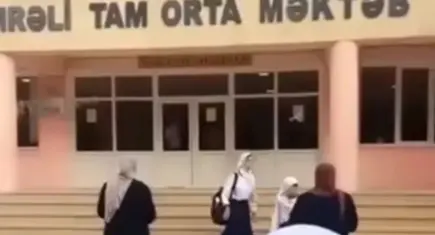 Azerbaycan'da başörtüsü yasağı: Öğrenciler okul kapısından geri çevrildi! Sosyal medyada tepki yağıyor