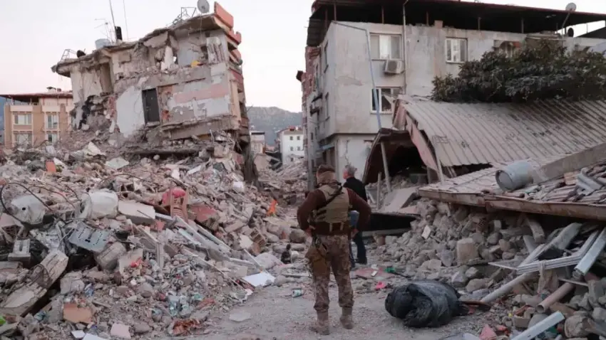 Deprem sonrası yıkım işlerine rüşvet soruşturması: 14 kişi tutuklandı haberinin görseli