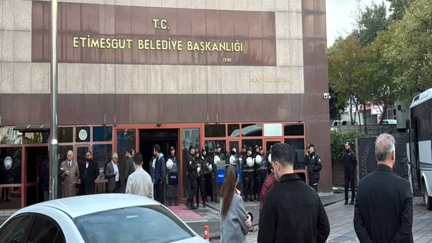 Etimesgut Belediyesi’ne yolsuzluk operasyonu: Başkan yardımcıları dahil 25 gözaltı haberinin görseli