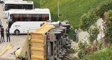 Eyüpsultan'da kontrolden çıkan kamyon araçlara çarptı: 2 yaralı