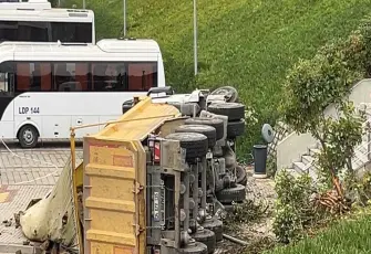 Eyüpsultan'da kontrolden çıkan kamyon araçlara çarptı: 2 yaralı