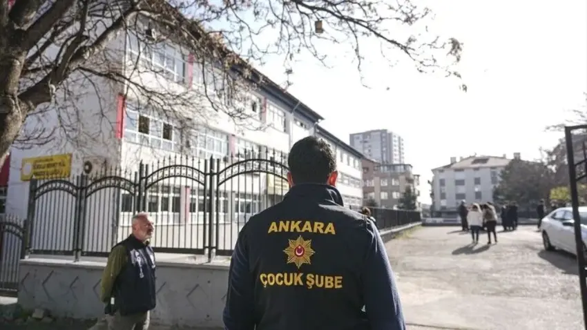 Okullara giriş-çıkışta sıkı denetim! Randevusuz veli alınmayacak, çantalarda dedektörlü arama yapılacak haberinin görseli
